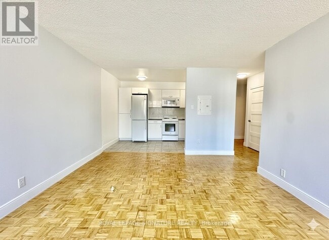 Building Photo - 990 Avenue Rd