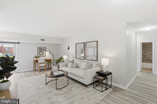 Foto del edificio - Welcome to this rarely available and beautifully updated ground-level condo offering the perfect ...