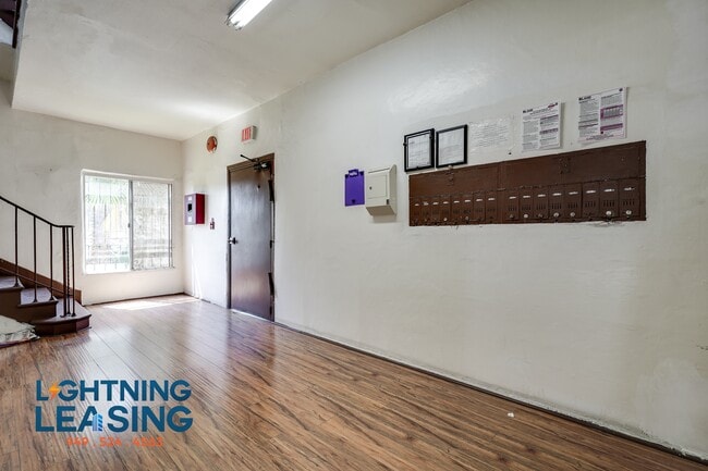 Building Photo - 402 N Coronado St