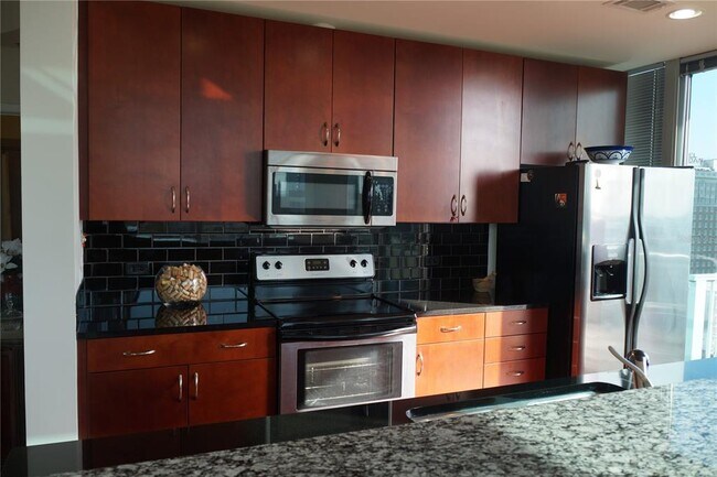 Building Photo - 777 N Ashley Dr