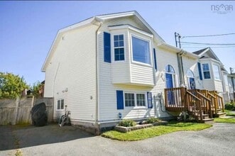 Building Photo - 215 Jeep Crescent