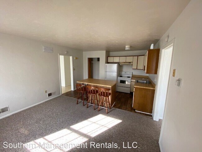 Building Photo - 2 br, 1 bath House - 424 S. Pine St. Apt D