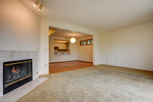 Building Photo - Lovely upper 2 floors of Large home in Phi...