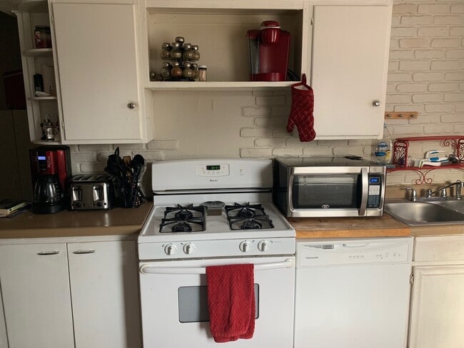 Foto del edificio - Spacious 3 Bedroom 1 Bath Unit in North Mi...