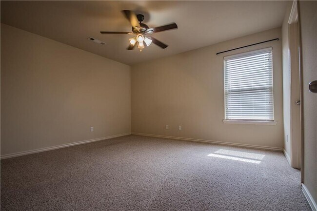 Building Photo - 902 Oakwood Ln