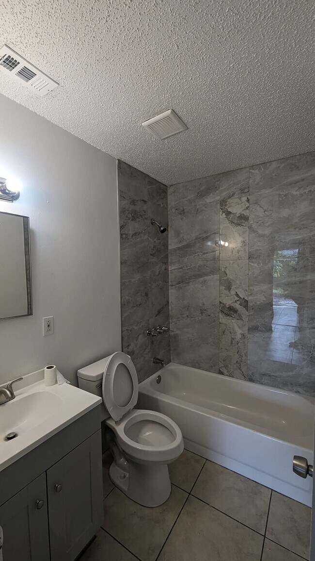 Foto del edificio - 4512 68th St W