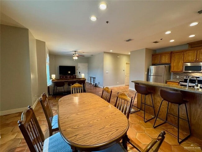 Building Photo - 15 Keeton Ave E