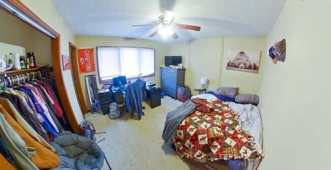 Foto del edificio - 3D Tour Available - Huge House + 2-Car Gar...