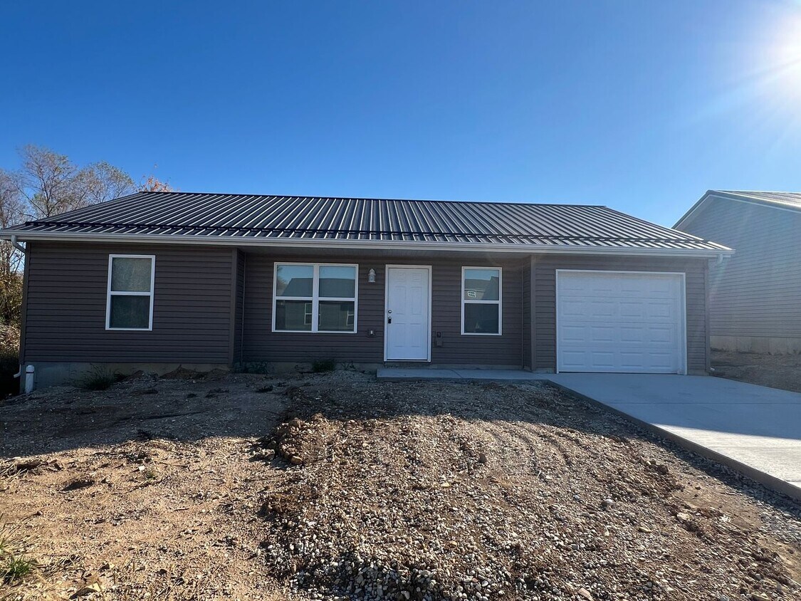 Foto principal - NEW 3 bed/2 bath with 1 car garage for lea...