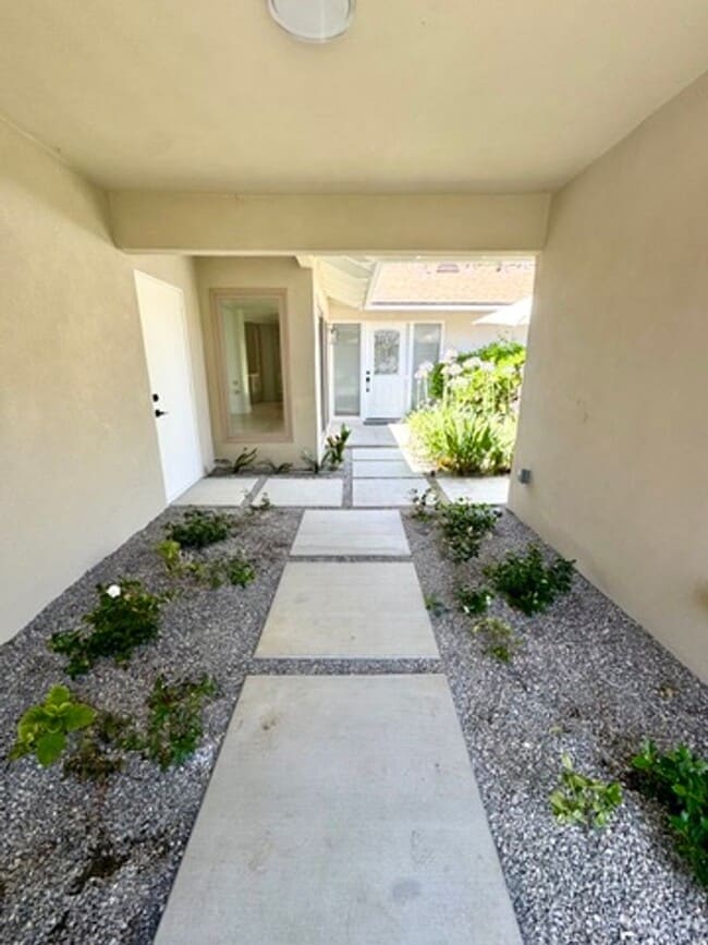 Foto del edificio - Luxury Living Redefined – Fully Renovated & Move-In Ready!