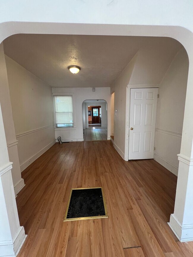 Foto del edificio - Spacious 2 Bedroom House Coming Soon 07/01