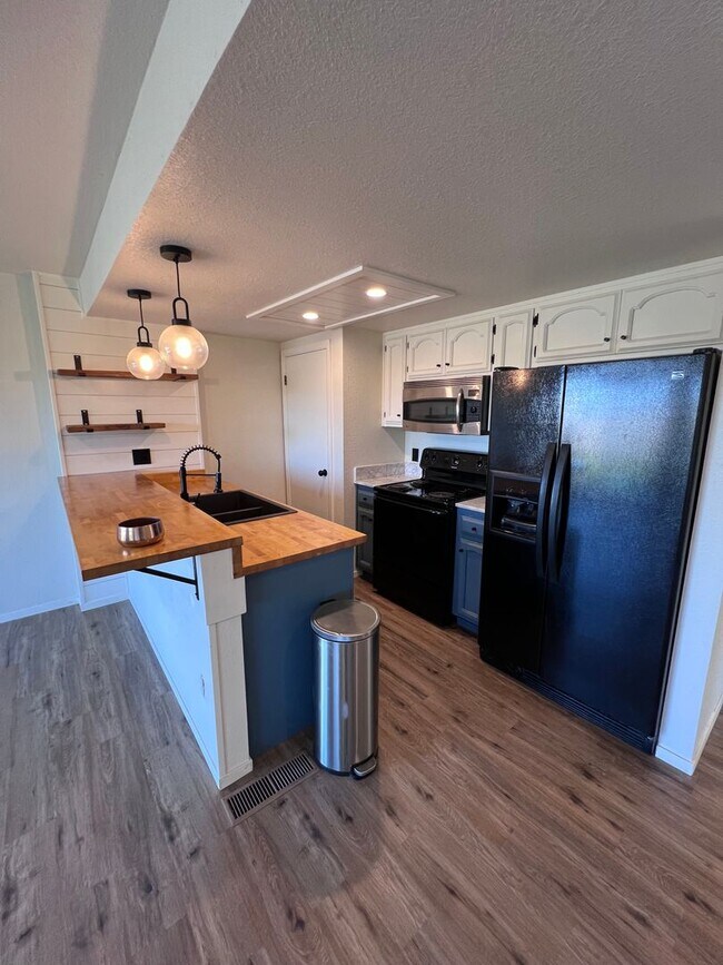 Building Photo - Charming 2-bedroom, 1.5-bathroom