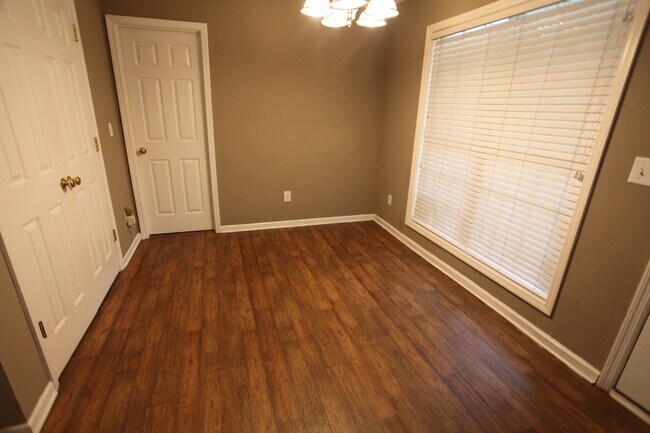 Foto del edificio - Conveniently Located Three Bedroom House Available this August!