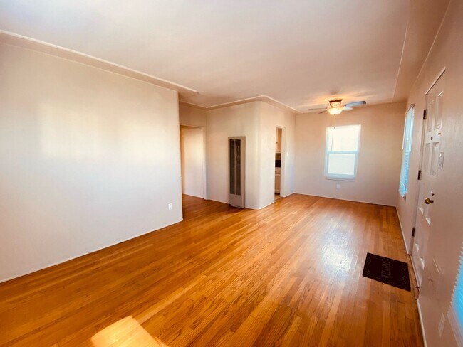 Foto del edificio - LARGE EXCLUSIVE PATIO! Charming Bungalow w...