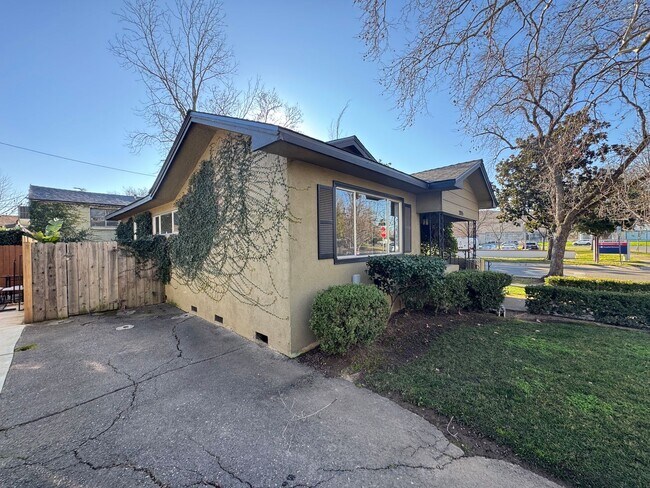 Foto del edificio - 3 bedroom 2 bathroom single family home | Located in Tahoe Park