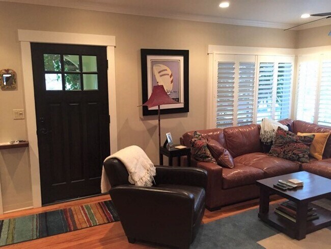 Building Photo - Beautifully Remodeled 1939 Downtown Cottage