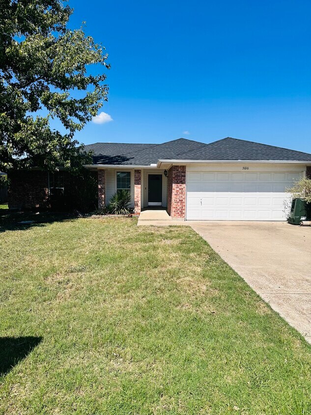 Foto principal - 3016 Hillsdale Ave