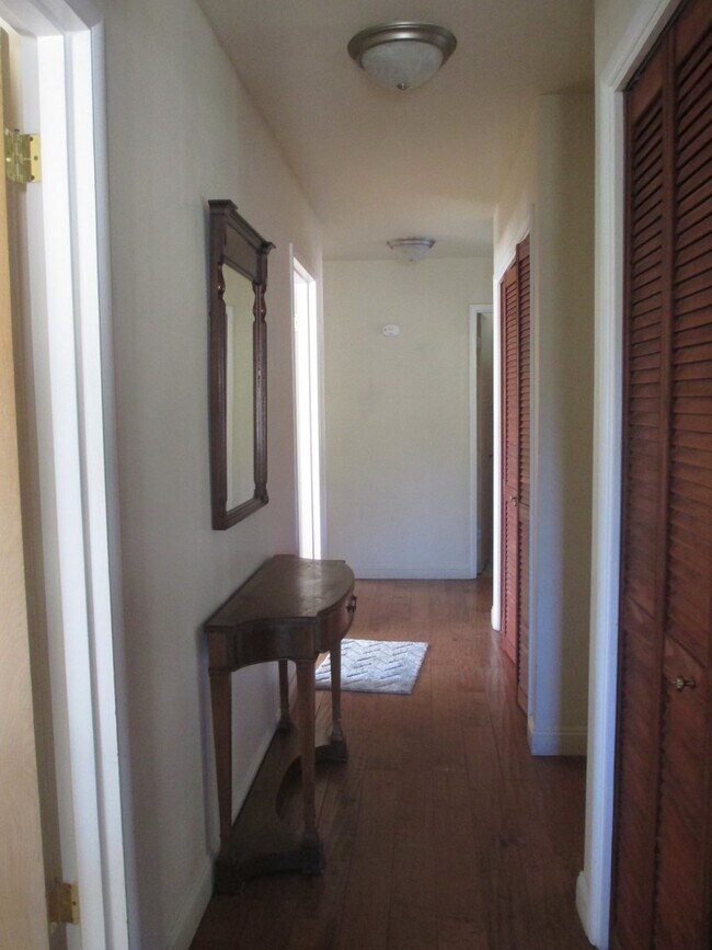 Foto del edificio - Comfortable Santa Barbara home