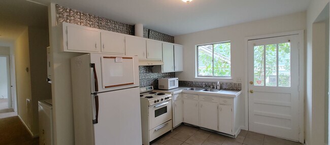 Foto del edificio - Duplex walking distance to UTC!