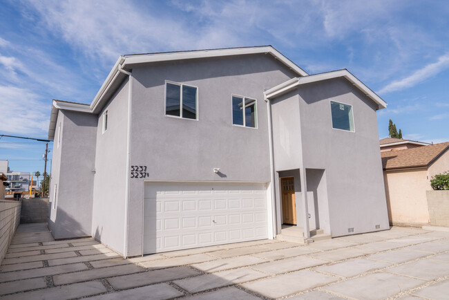 Back Units - 5239 Auckland Ave
