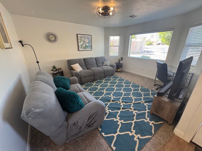 Foto del edificio - Fully Furnished Desert Dream Townhome! SHORT TERM LEASE OPTION