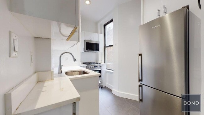 Building Photo - 166 W 72nd St