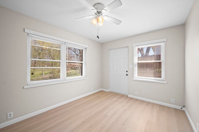 Foto del edificio - 521 Hawkins Rd