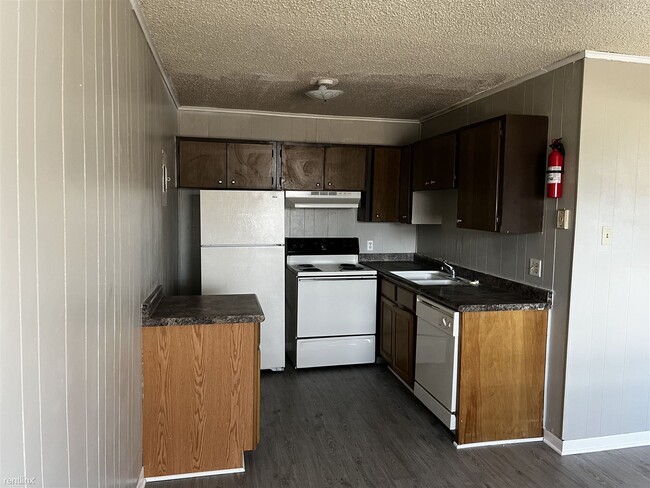 Building Photo - 2 br, 1 bath 4plex - 4007 College Main St A