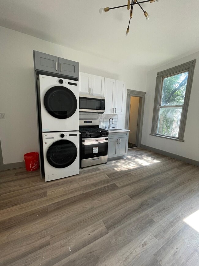 Building Photo - 1143 Summit Ave