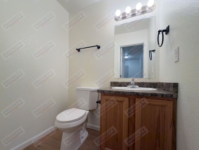 Building Photo - Townhome with a 2 car garage!