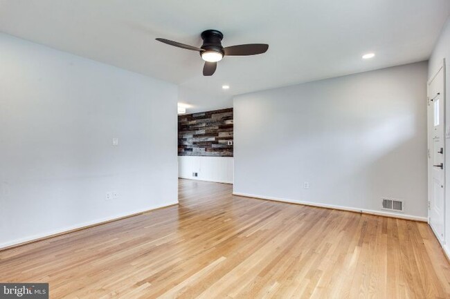 Building Photo - 418 Yeonas Dr SW