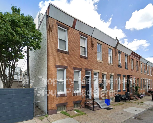 Building Photo - 2441 E Oakdale St