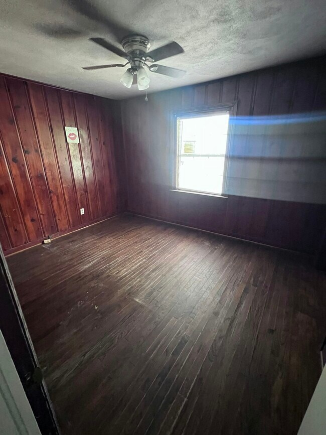 Building Photo - 2116 Highland Ct