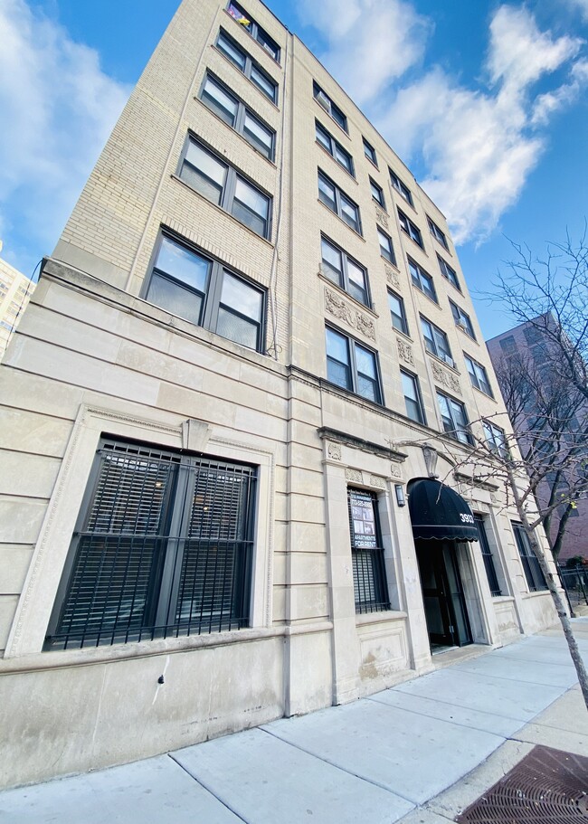 Foto del edificio - 3933 N Clarendon Ave