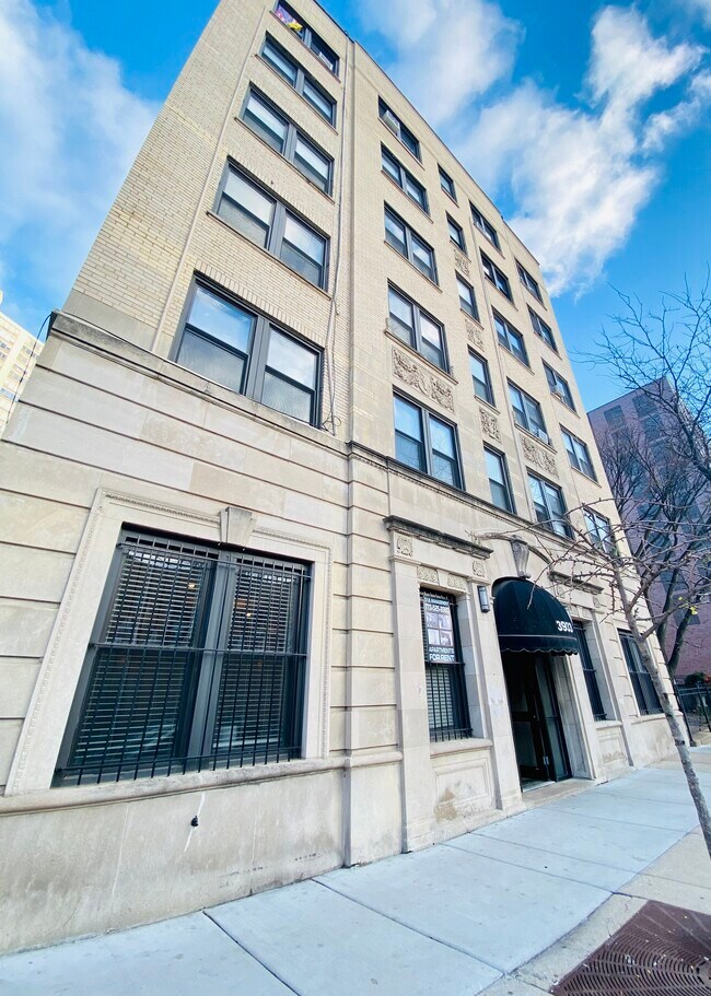 Foto del edificio - 3933 N Clarendon Ave