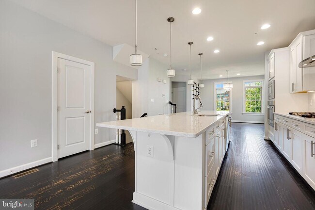 Foto del edificio - 7730 Duncannon Ln