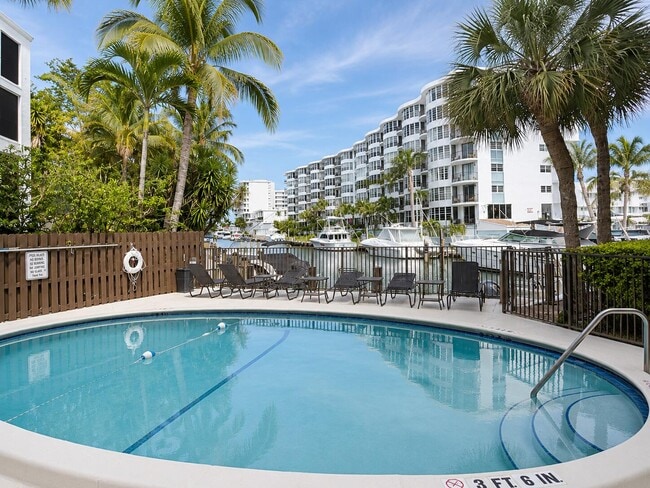 Building Photo - 4800 Bayview Dr