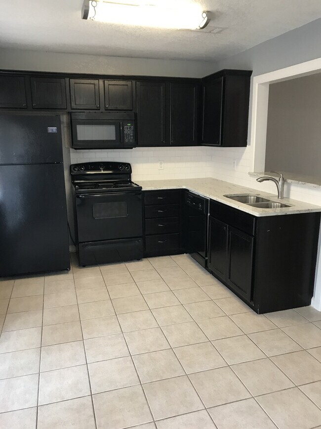 Building Photo - Make This 3/2 YOUR HOME!!