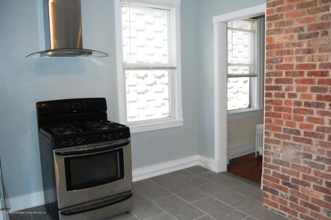 Building Photo - 391 Van Duzer St