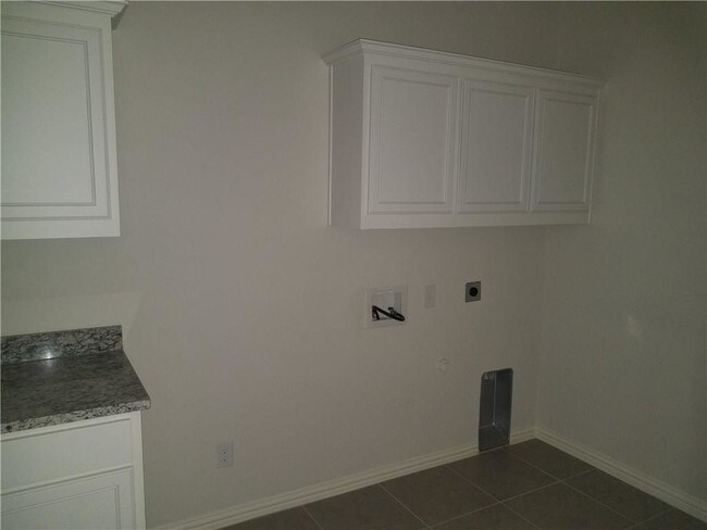 Building Photo - 2869 Edinburgh Dr