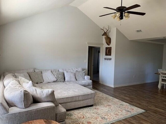 Building Photo - Beautiful 3BD/2BA Home in Miller Farms Subdivision! Close to Base! Fenced in Backyard!