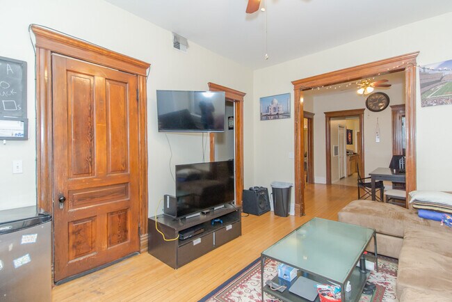 Foto del edificio - 3727 N Marshfield Ave