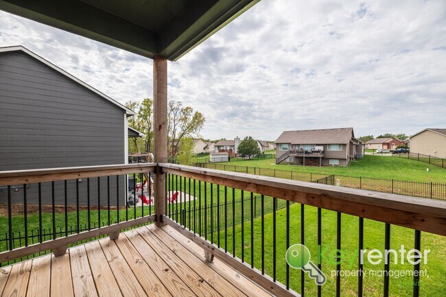 Building Photo - 5 Bedroom 3 Bath Home close to schools and shopping!