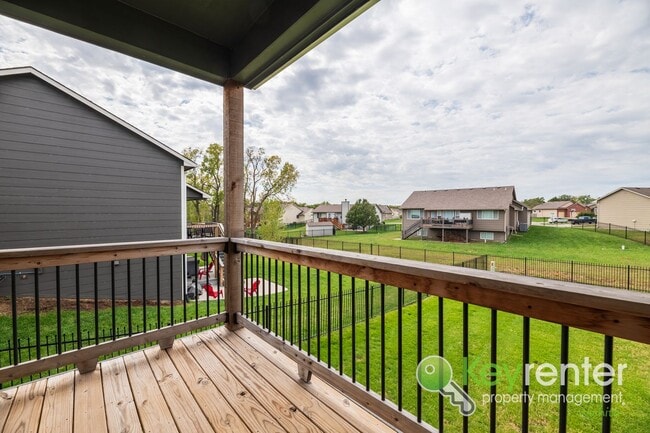 Building Photo - 5 Bedroom 3 Bath Home close to schools and...