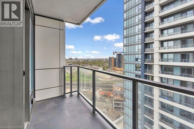 Building Photo - 5 Wellington St S