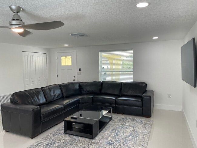 Building Photo - 5850 Elkhorn Blvd