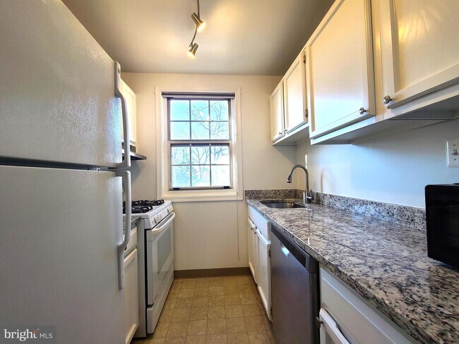 Foto del edificio - 102 N TRENTON St