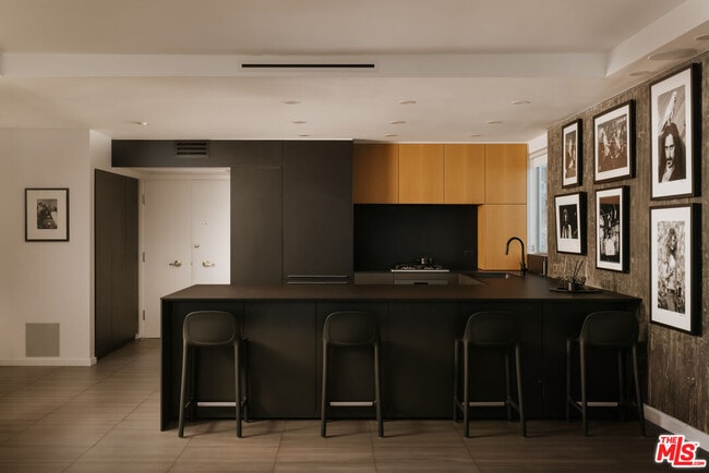 Foto del edificio - 8787 Shoreham Dr