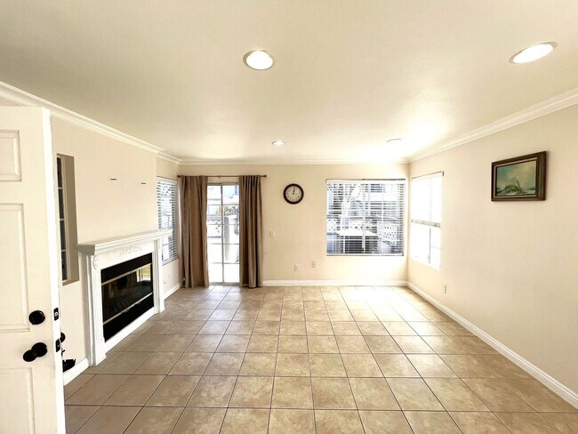 Building Photo - Cozy 3 Bedroom 2.5 Baths Condominium with ...