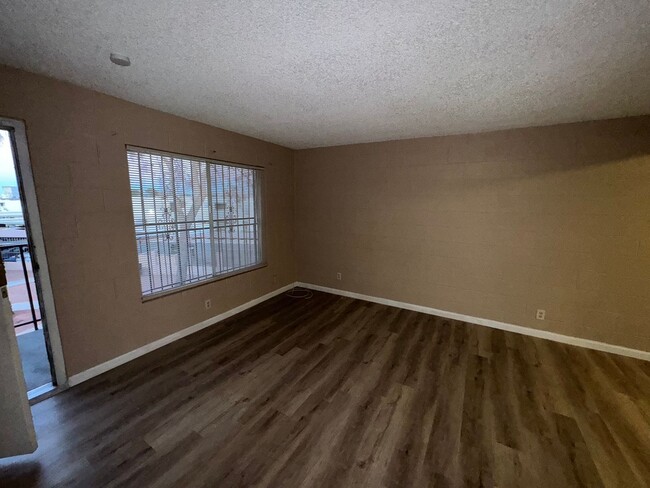 Foto del edificio - 1 Bedroom Condo close to the Strip and UNLV